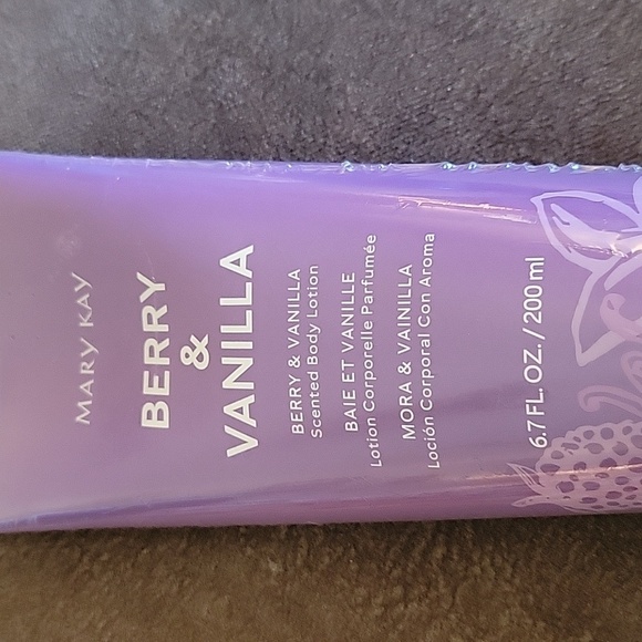 3/$30 MARY KAY Berry & Vanilla Scented Body Lotion - Picture 2 of 7